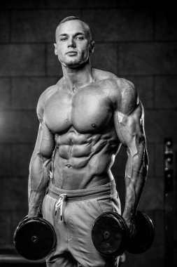 Yakışıklı model genç adam eğitim abs spor salonunda