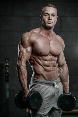 Spor salonunda eğitim çekici model genç adam
