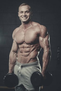 Yakışıklı model genç adam eğitim abs spor salonunda