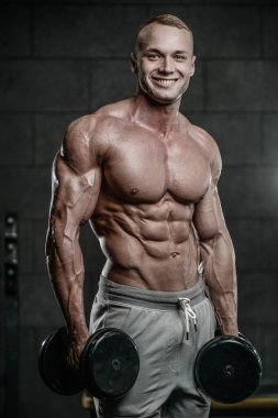 Yakışıklı model genç adam eğitim abs spor salonunda