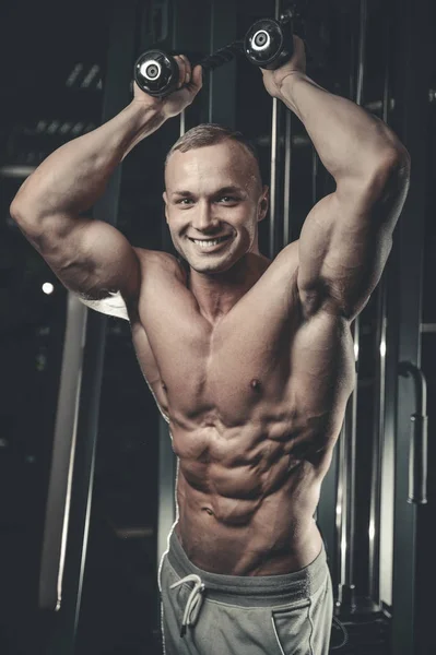 Attraktiv modell ung man träning i gym — Stockfoto