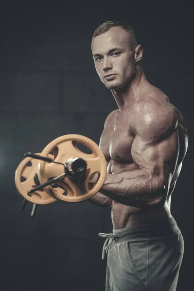 Beau modèle jeune homme bras d'entraînement dans la salle de gym — Photo
