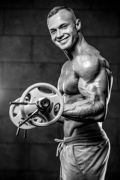 Przystojny model młody człowiek broni trening w siłowni — Zdjęcie stockowe