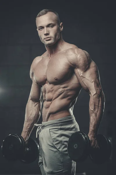 Attraktives Modell junger Mann beim Training im Fitnessstudio — Stockfoto