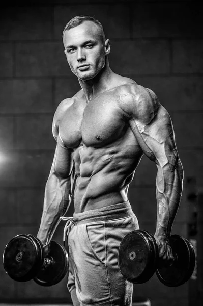 Attraktives Modell junger Mann beim Training im Fitnessstudio — Stockfoto