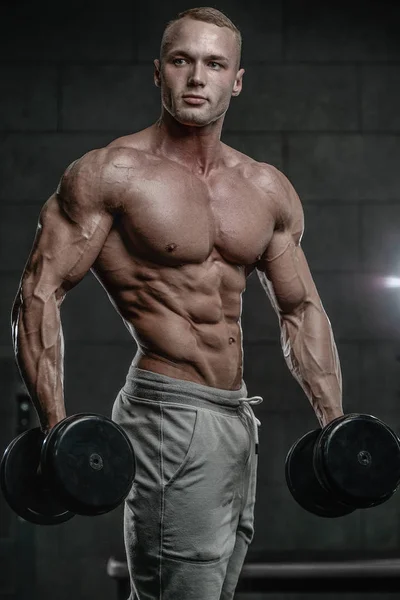 Przystojny model młody człowiek treningu abs w siłowni — Zdjęcie stockowe