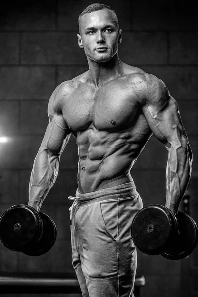 Pohledný model mladý muž abs tréninku v tělocvičně — Stock fotografie