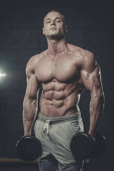 Pohledný model mladý muž abs tréninku v tělocvičně — Stock fotografie
