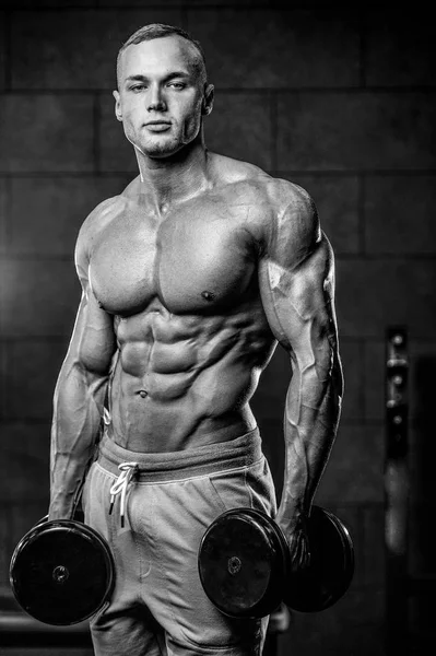 Brutala kaukasiska bodybuilder träning axlar i gy — Stockfoto