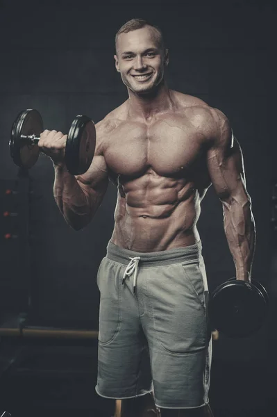 Attraktiv modell ung man träning i gym — Stockfoto