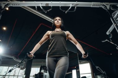 Spor salonunda çalışma dışarı seksi atletik genç kız