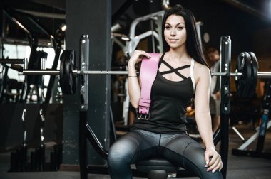 Spor salonunda çalışma dışarı seksi atletik genç kız