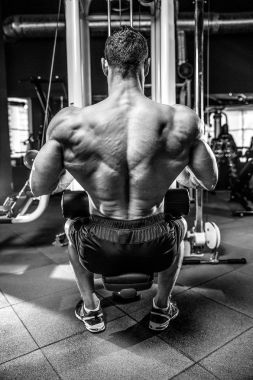 Spor salonunda yakışıklı bir genç adam antrenmanı.