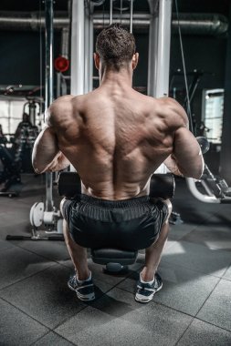 Spor salonunda yakışıklı bir genç adam antrenmanı.