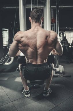 Spor salonunda yakışıklı bir genç adam antrenmanı.