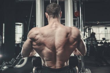 Spor salonunda yakışıklı bir genç adam antrenmanı.