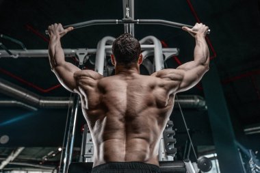 Spor salonunda yakışıklı bir genç adam antrenmanı.