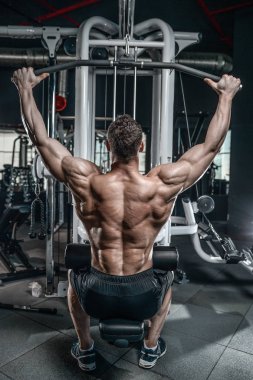 Spor salonunda yakışıklı bir genç adam antrenmanı.