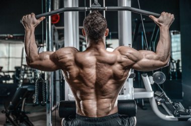 Spor salonunda yakışıklı bir genç adam antrenmanı.