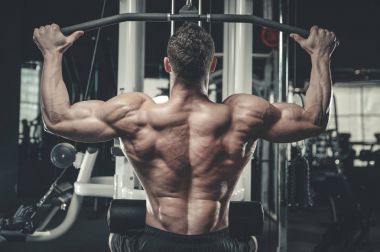 Spor salonunda yakışıklı bir genç adam antrenmanı.