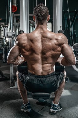 Spor salonunda yakışıklı bir genç adam antrenmanı.