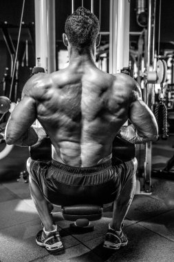 Spor salonunda yakışıklı bir genç adam antrenmanı.