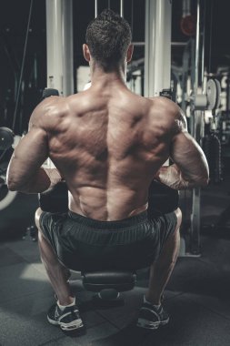 Spor salonunda yakışıklı bir genç adam antrenmanı.