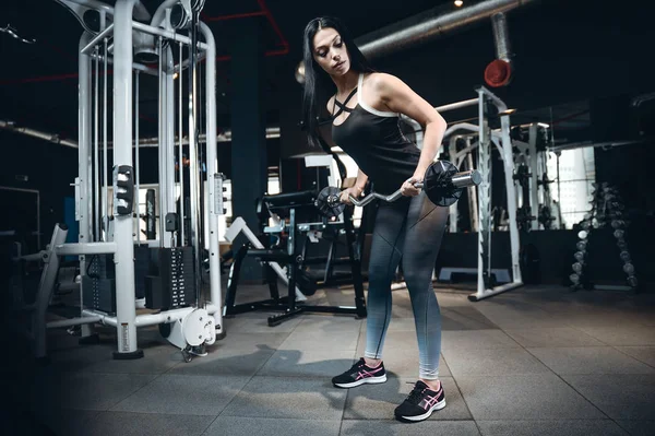 Sexy atlético joven entrenamiento de nuevo en el gimnasio — Foto de Stock