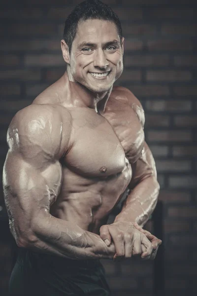 Brutal Caucasian bodybuilder working out in gym — Stock Photo, Image