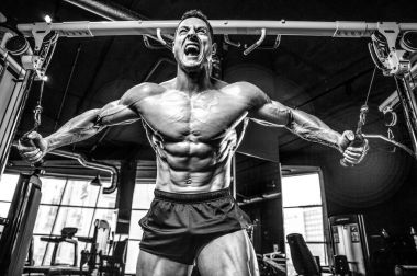 Spor salonunda egzersiz acımasız beyaz vücut geliştirmeci