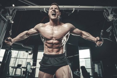 Spor salonunda egzersiz acımasız beyaz vücut geliştirmeci