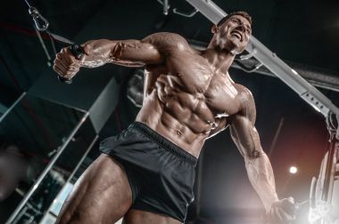Spor salonunda egzersiz acımasız beyaz vücut geliştirmeci