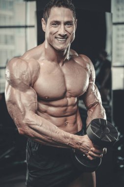 Yakışıklı model genç adam eğitim abs spor salonunda