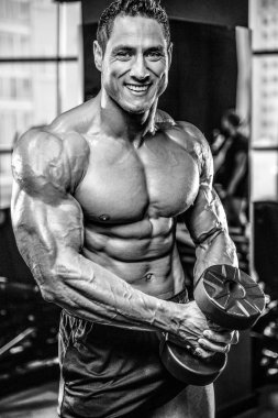 Spor salonunda egzersiz acımasız beyaz vücut geliştirmeci