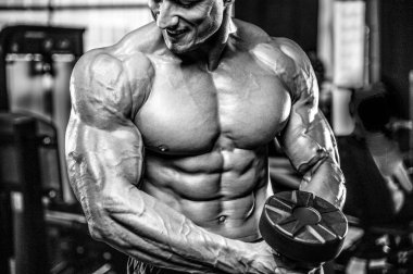 Spor salonunda egzersiz acımasız beyaz vücut geliştirmeci