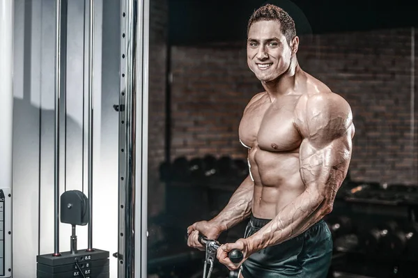Spor salonunda egzersiz acımasız beyaz vücut geliştirmeci — Stok fotoğraf