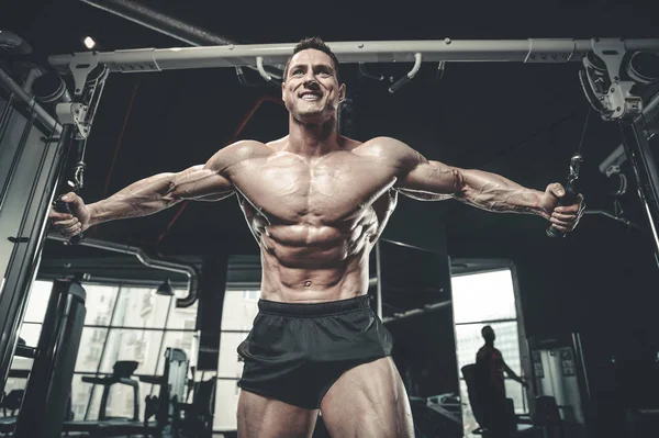 Brutal Caucasien bodybuilder poitrine d'entraînement dans la salle de gym — Photo