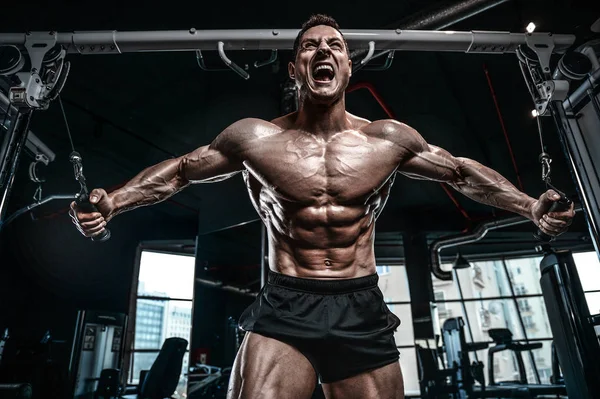 Brutal caucásico culturista haciendo ejercicio en el gimnasio — Foto de Stock