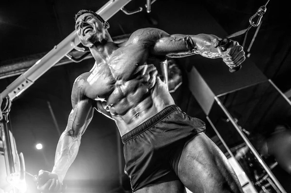 Spor salonunda egzersiz acımasız beyaz vücut geliştirmeci — Stok fotoğraf