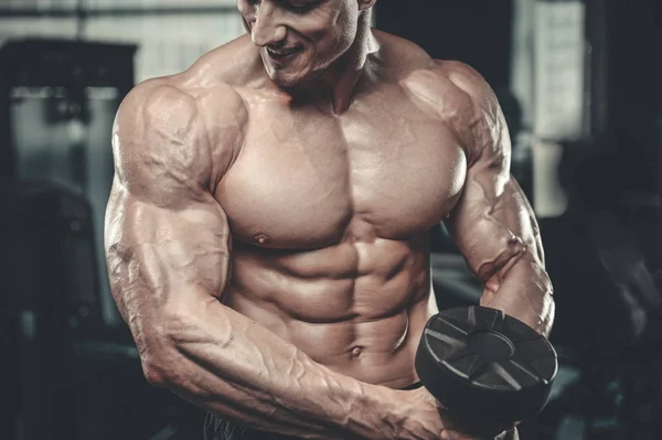 Yakışıklı model genç adam eğitim abs spor salonunda — Stok fotoğraf