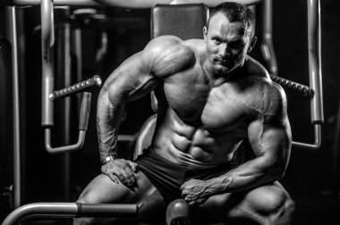 Yakışıklı model genç adam spor salonunda poz