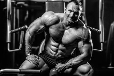 Spor salonunda egzersiz acımasız beyaz vücut geliştirmeci