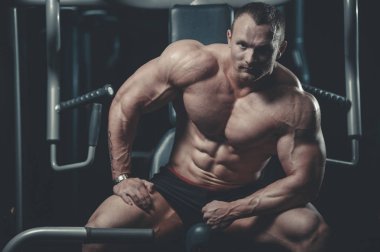Yakışıklı model genç adam spor salonunda poz