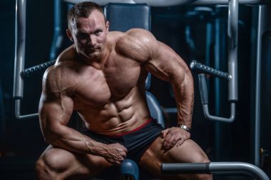 Yakışıklı model genç adam spor salonunda poz