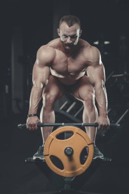 Spor salonunda yakışıklı bir genç adam antrenmanı.