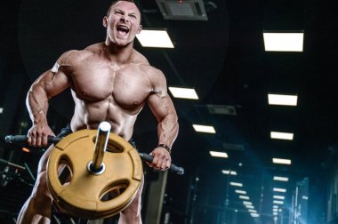 Spor salonunda yakışıklı bir genç adam antrenmanı.