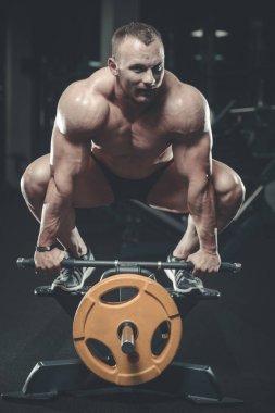 Spor salonunda yakışıklı bir genç adam antrenmanı.