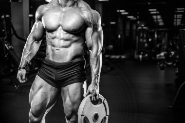 Spor salonunda egzersiz acımasız beyaz vücut geliştirmeci