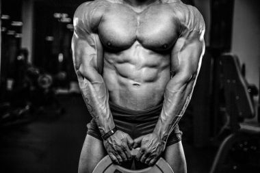 Spor salonunda egzersiz acımasız beyaz vücut geliştirmeci