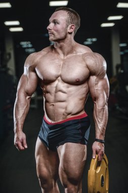 Spor salonunda egzersiz acımasız beyaz vücut geliştirmeci